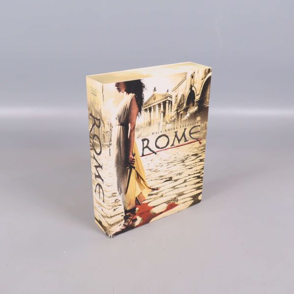Framsidan av ROME DVD-box med guldfärgat motiv