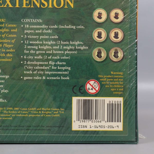 Närbild på baksidan av Catan expansionen med streckkod och innehållslista