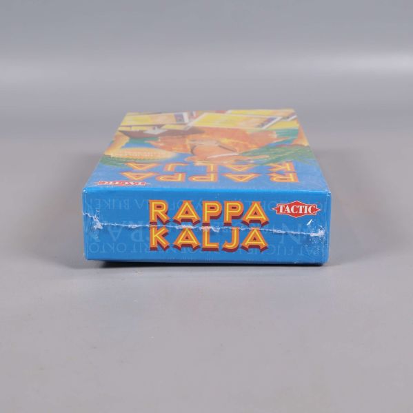 Undersidan av kartongen till Rappa Kalja med titel och logotyp
