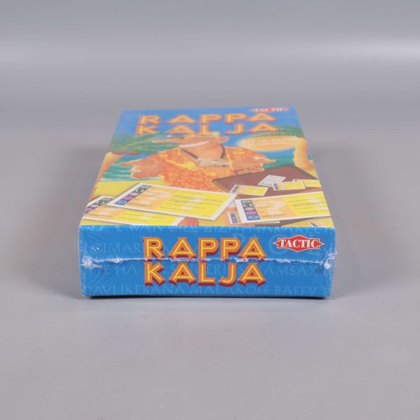 Ovansida av Rappa Kalja sällskapsspel med titel och logotyp