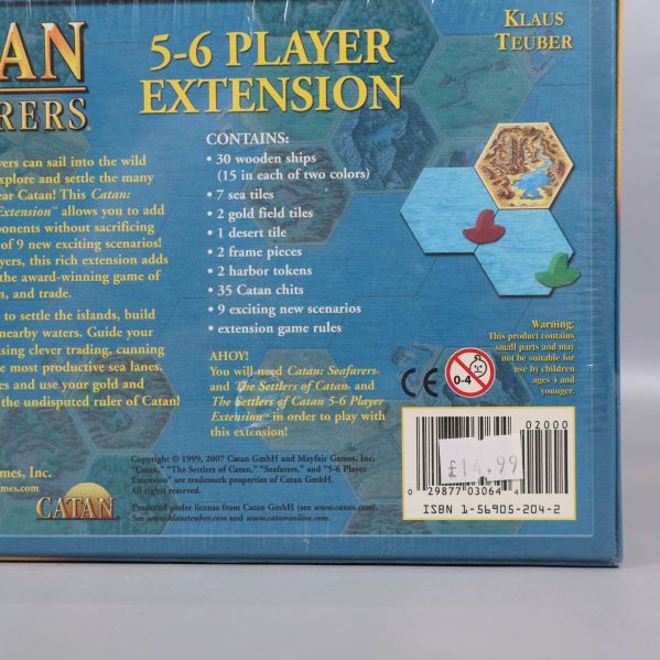 Närbild på baksidan av Catan Seafarers 5-6 Player Extension med innehållsbeskrivning