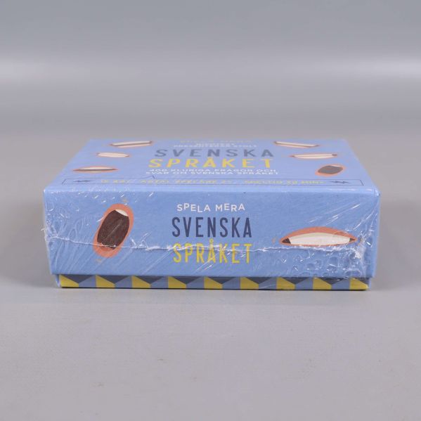 Spelasken i vinkel med tryckt text och grafik