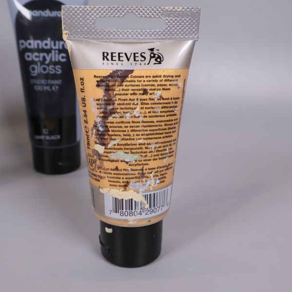 Baksida av akrylfärg från Reeves
