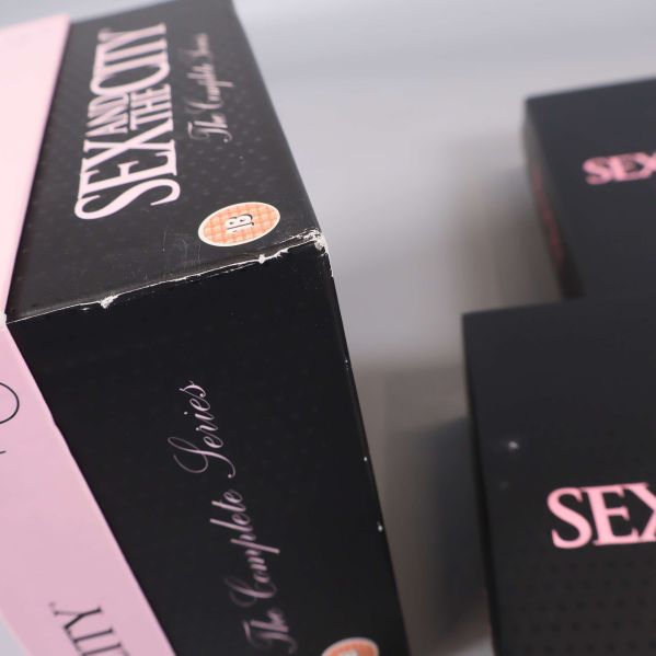 Närbild på hörnet av Sex and the City-boxen och fodral