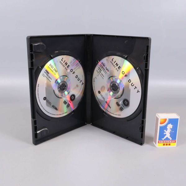 Öppen DVD-box med två Line of Duty-skivor inuti