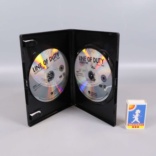 Två DVD-skivor i öppet DVD-fodral Line of Duty