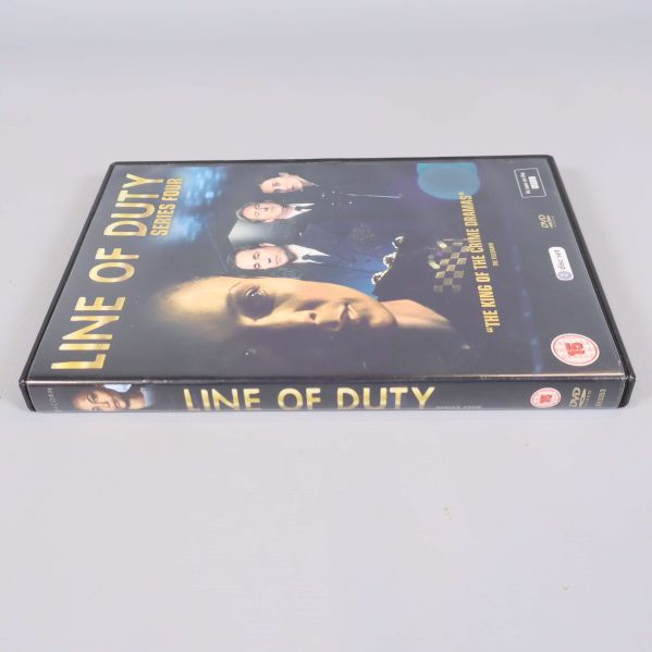 Linje av Duty säsong 4 DVD-fodral i liggande vinkel visar titel