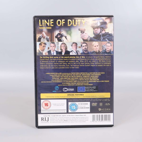 Baksidan av Line of Duty DVD-box med text och bilder från serien