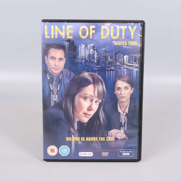 Framsidan av Line of Duty Säsong 2 DVD-box med tre karaktärer