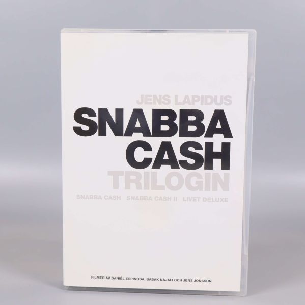 Framsidan på Snabba Cash Trilogin DVD-boxen med tydlig typografi