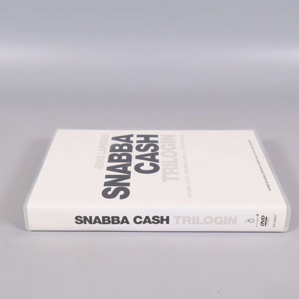 Ryggsida av Snabba Cash Trilogin DVD-box i liggande läge