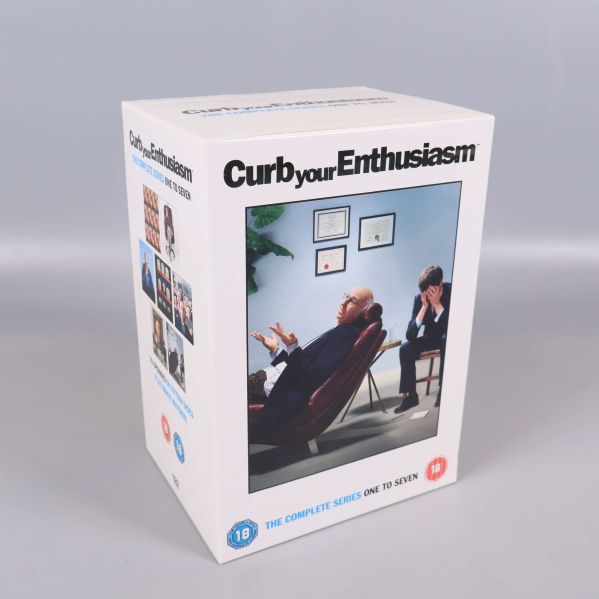 Curb Your Enthusiasm dvd-box visad framifrån med färggranna säsongsbilder