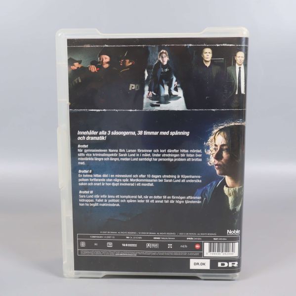 Baksidan av Brottet DVD-box med bilder och information om serien
