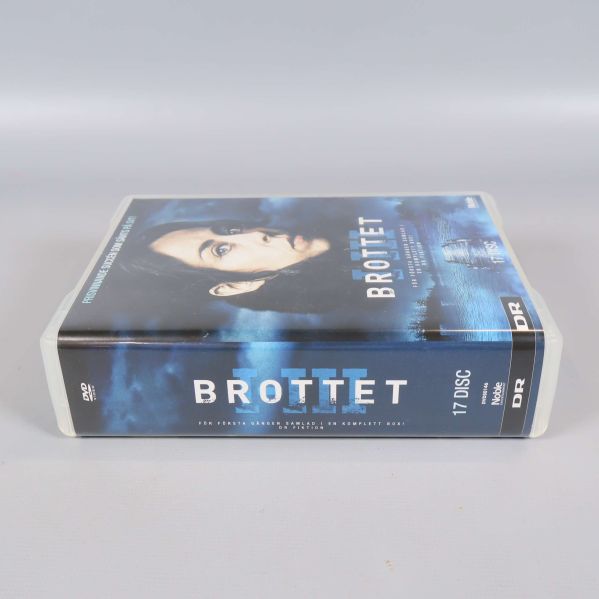 Brottet DVD-box liggande med ryggtext synlig och antal skivor markerat