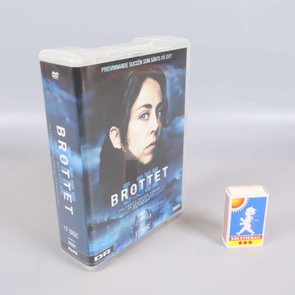 Brottet DVD-box stående bredvid tändsticksask för storleksjämförelse