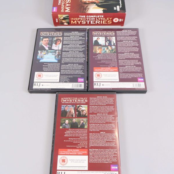 Baksidor av tre DVD-fodral Inspector Lynley Mysteries i detalj