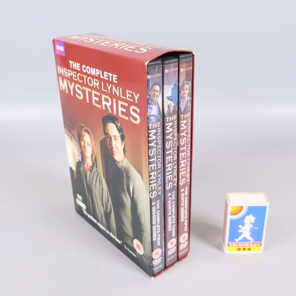 Inspector Lynley Mysteries box med tre fodral bredvid tändsticksask