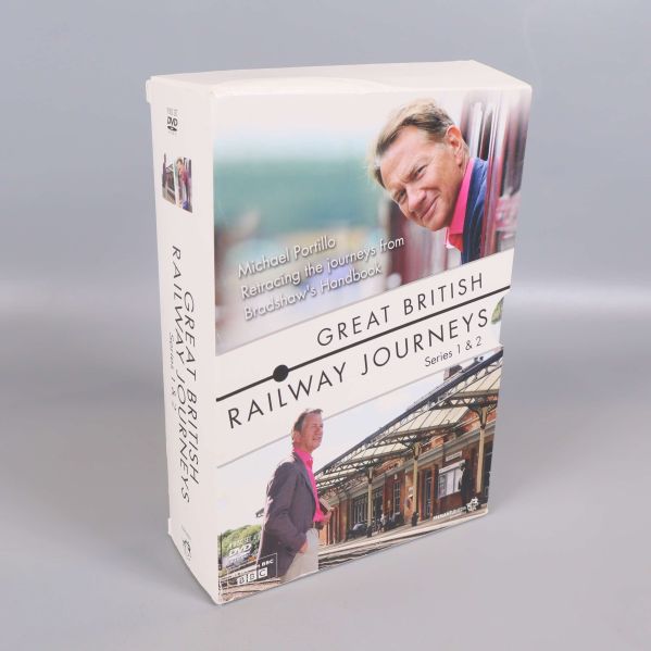 Framsida av DVD-box Great British Railway Journeys med porträtt och tågstation