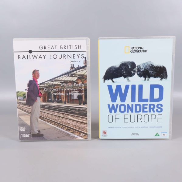 Två fodral: Great British Railway Journeys och Wild Wonders of Europe sida vid sida