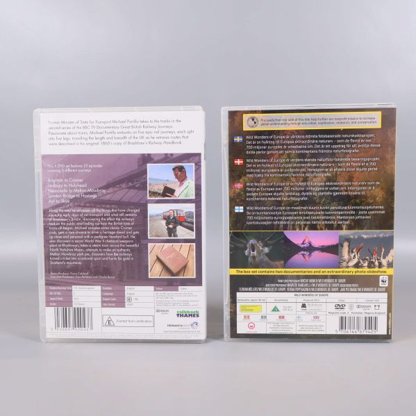 Baksidor av båda DVD-fodralen med bilder och text