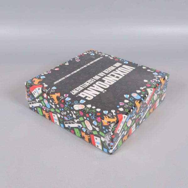 Vuxenpoäng spelbox i sned vinkel