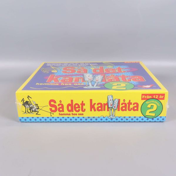 Sidan av spelboxen Så det kan låta nummer 2 med dekorativ text och logga
