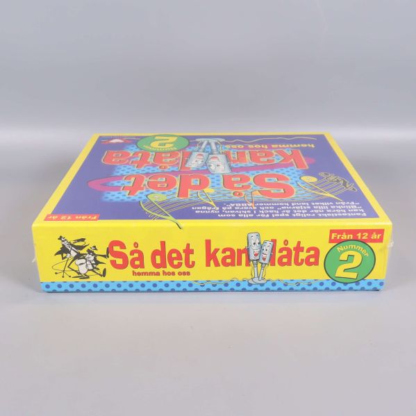 Nästan liggande bild av Så det kan låta nummer 2 med hela boxen synlig