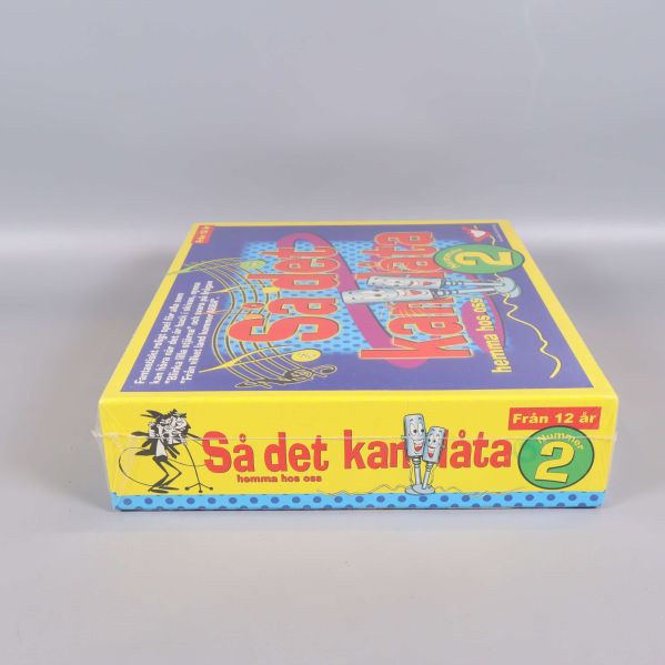 Kortsida av spelboxen Så det kan låta nummer 2, retrostil och figurer synliga