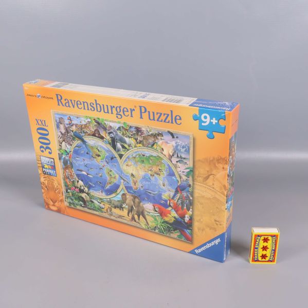Pusselask Ravensburger bredvid tändsticksask för storleksjämförelse