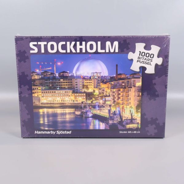 Framsidan av pussellåda Stockholm i kvällsbelysning