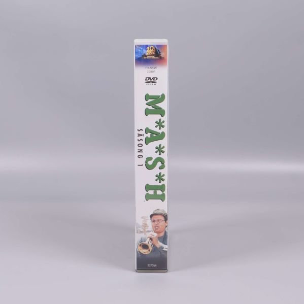 Spine på dvd-box M*A*S*H säsong 1 visar logga och titel