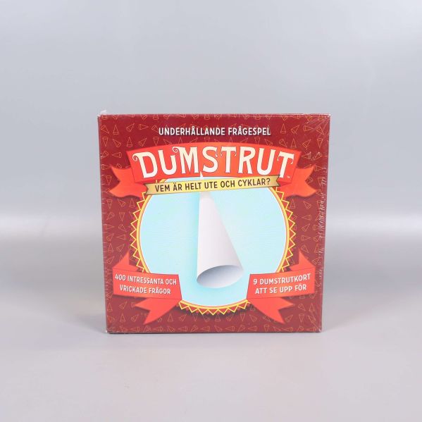 Dumstrut frågespel box framifrån, tydlig titel och grafik