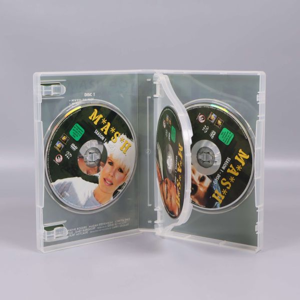 Öppen dvd-box med tre skivor från M*A*S*H säsong 1
