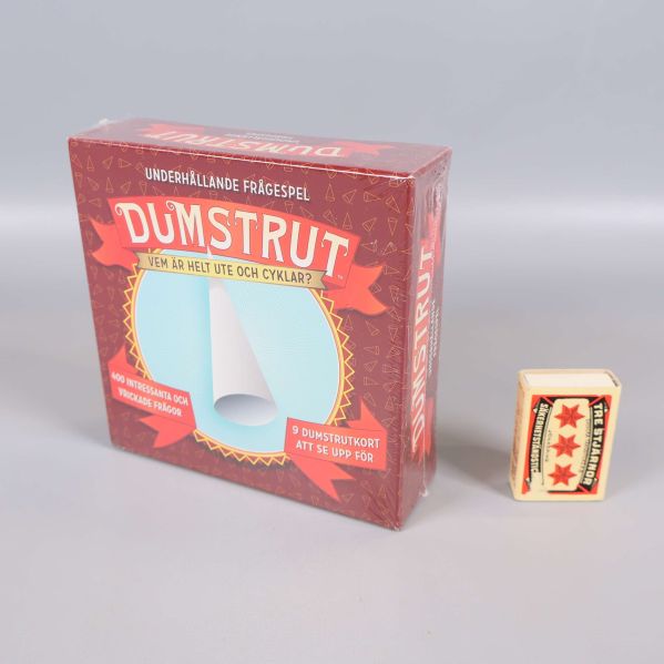 Dumstrut spel bredvid tändsticksask för storleksjämförelse
