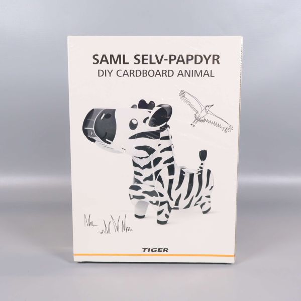 Framsidan av förpackning till DIY zebra i papp
