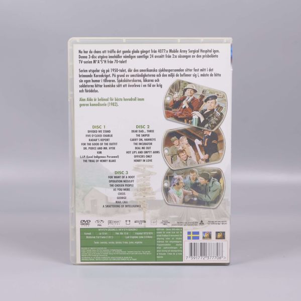 Baksida av MASH Säsong 2 DVD-box med beskrivning och bilder