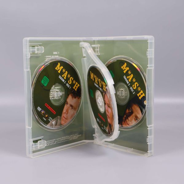 Öppen DVD-box med tre skivor för MASH Säsong 2