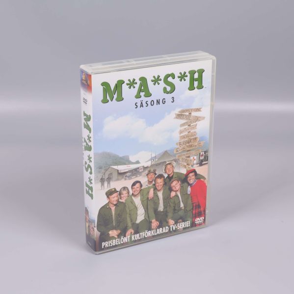 DVD-box MASH säsong 3 stående i vinkel