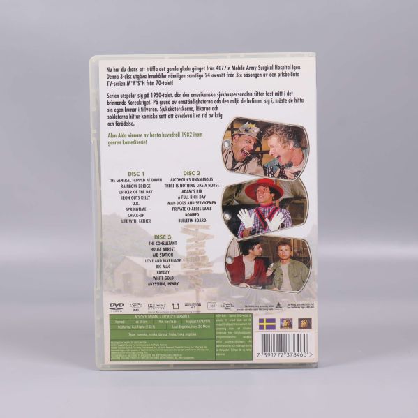 Baksidan av DVD-boxen MASH säsong 3 med avsnittslista och bilder