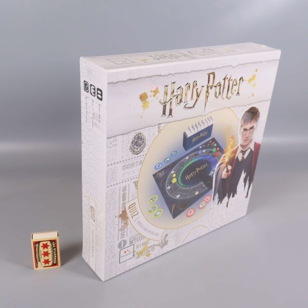 Harry Potter quizspel står upp bredvid tändsticksask för storleksjämförelse