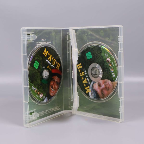 Öppet DVD-fodral med tre skivor till MASH säsong 3