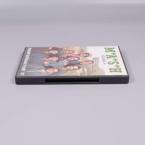MASH säsong 4 DVD-fodral liggande stängt mot grå bakgrund