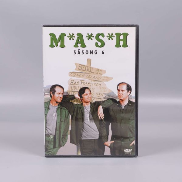 Framsidan av MASH säsong 6 DVD-box med tre karaktärer