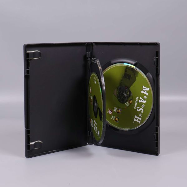 Insidan av DVD-boxen med tre MASH säsong 6-skivor
