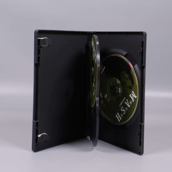 Öppen DVD-box med tre skivor för M*A*S*H säsong 7