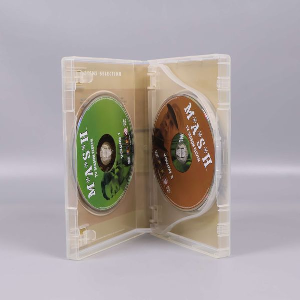 Öppen DVD-box M*A*S*H säsong 11 med tre skivor synliga