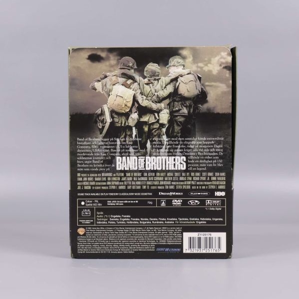 Baksida av Band of Brothers dvd-box med information och bilder på soldater