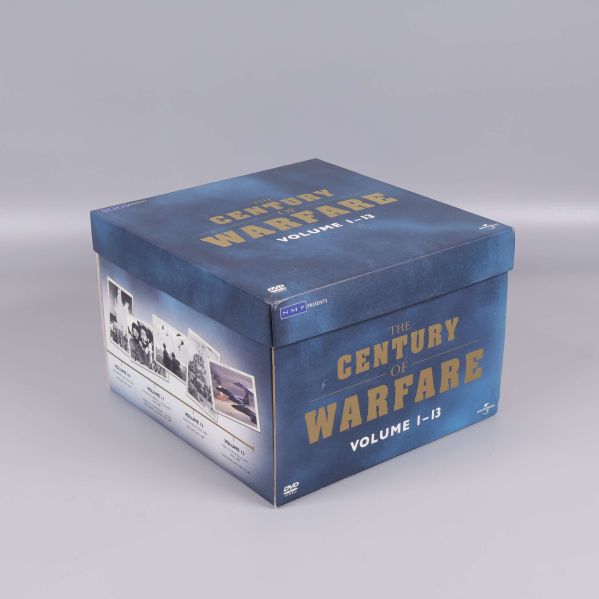 Blå box med guldtexten the century of warfare