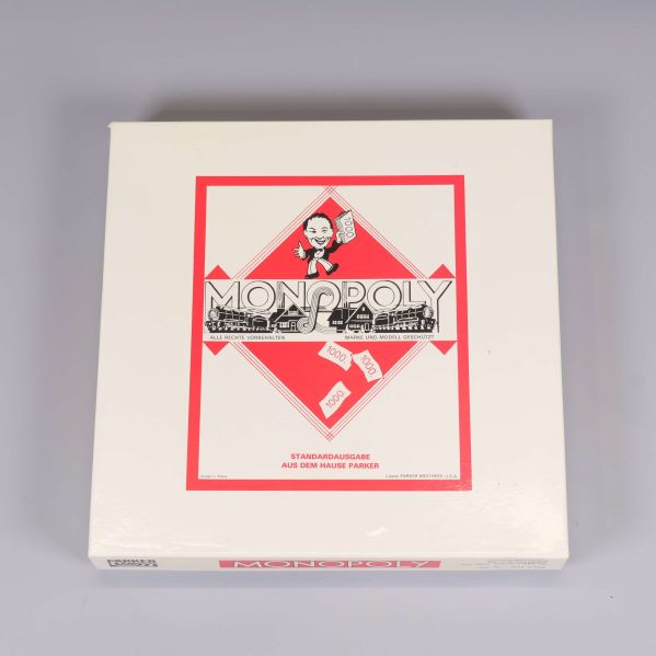 Låda till Monopoly med röd och svart logotyp
