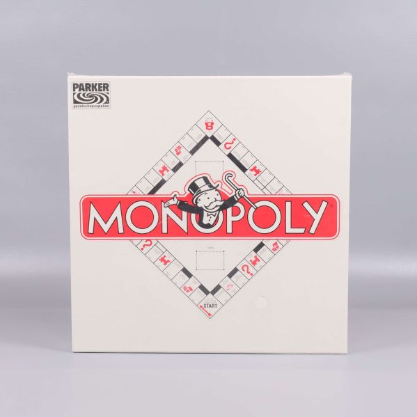 Framsidan av Monopoly spelbox med röd logga